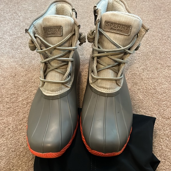 Sperry boots size 8. - Picture 2 of 4